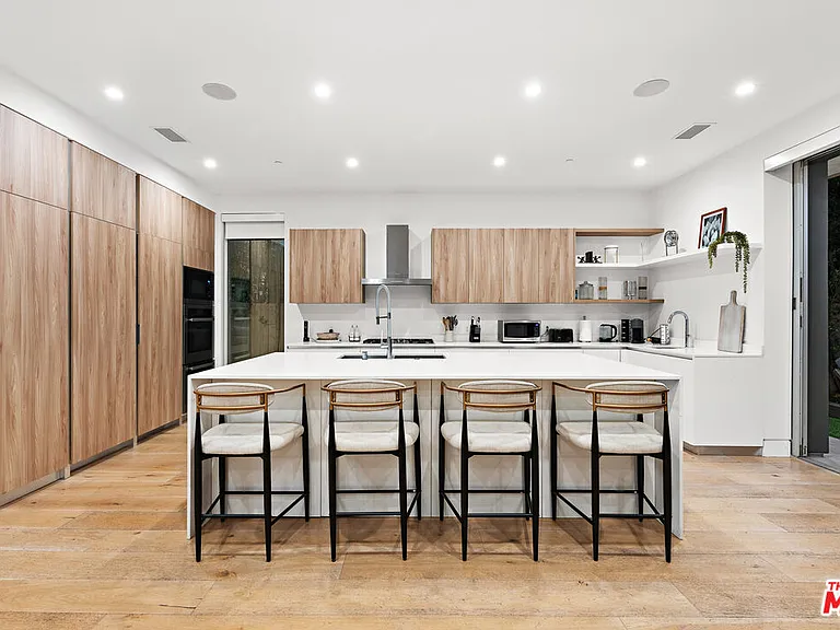 637 N Gardner St — Photo 13