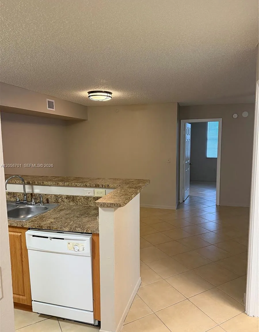 Devonaire Condo At Pembro — Photo 4