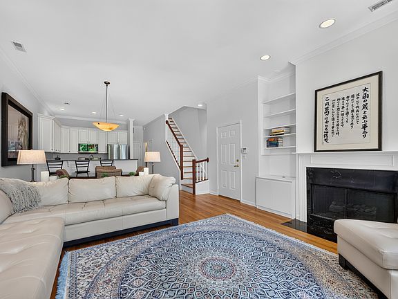 5th image of 2919 N Burling St APT E
