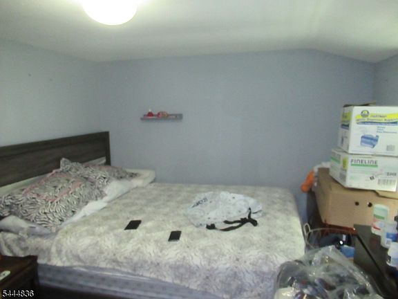 4th image of 137 Thompson Ave