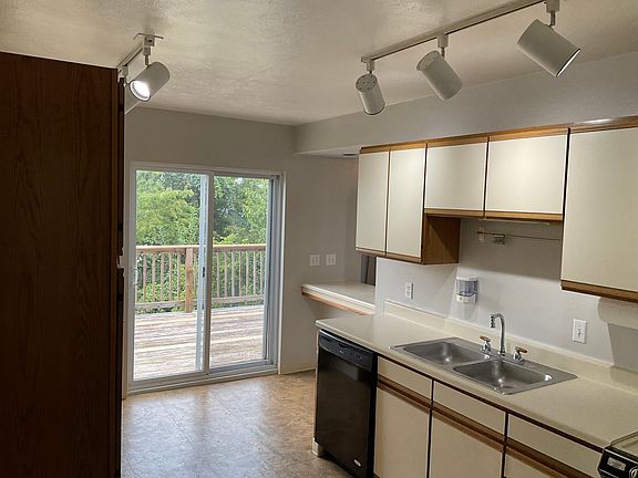 2nd image of 9 Holt St Floor 2