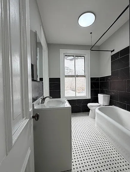 124 E 7th St #3 — Photo 6