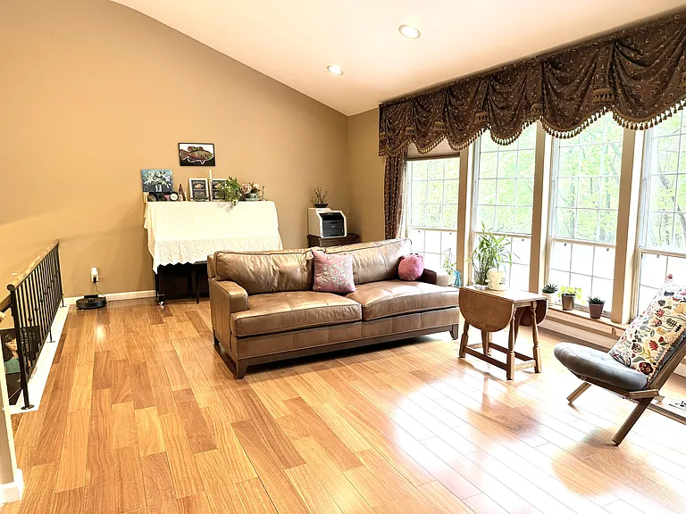 21 Manors Dr — Photo 6