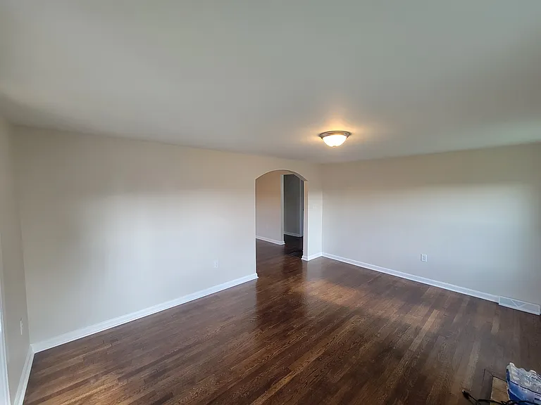 123 Leonard Ave — Photo 2