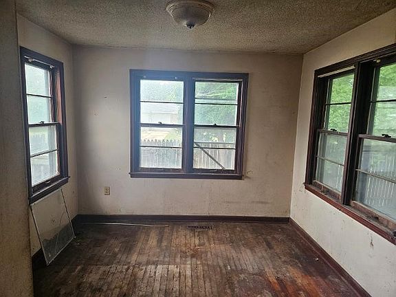 5th image of 214 Main St