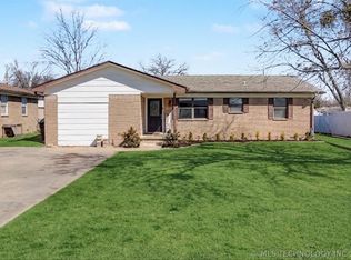 712 W 5th St, Skiatook, OK 74070