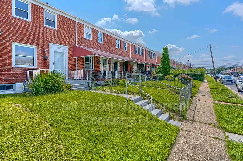 3 bed, 1.0 bath, 1418 sqft, $2,195 — Photo 2