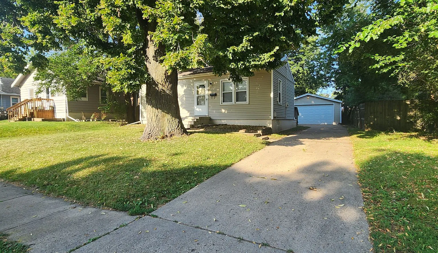 2 bedroom home with 2+ car garage and partially fenced, beautiful yard! — Photo 1