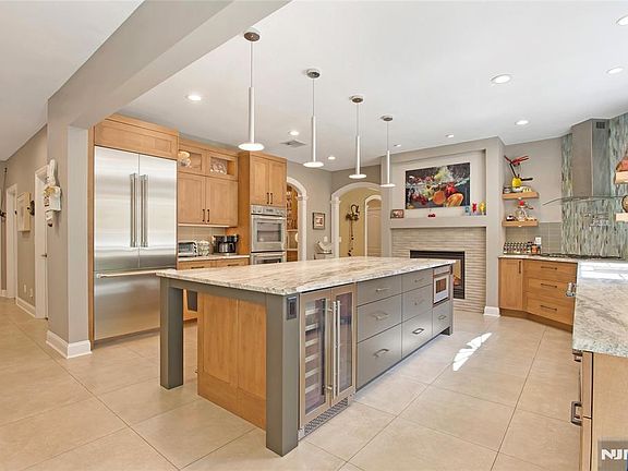 4th image of 102 Seminary Drive