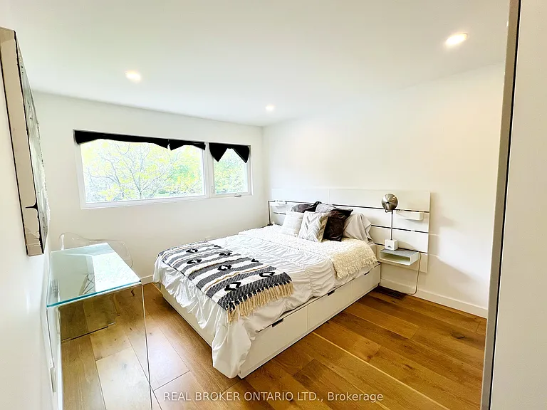 51 Castlemere Cres — Photo 11