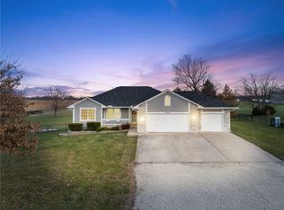 23925 S Lucille Ln, Peculiar, MO 64078