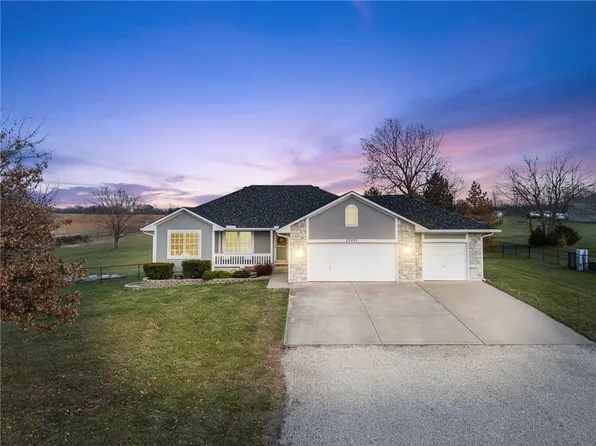 23925 S Lucille Ln, Peculiar, MO 64078