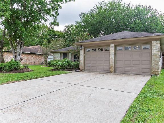 Spacious driveway, very convenient for your guest when entertaining.