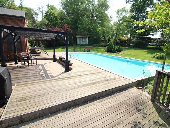 3rd image of 405 Oakwood Dr