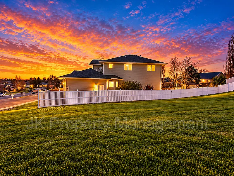 5 bed, 3.5 bath, 3755 sqft, $2,995 — Photo 4