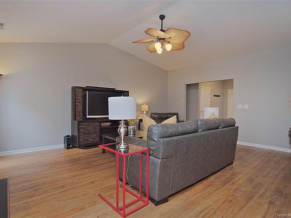 5th image of 4042 Buckingham Dr