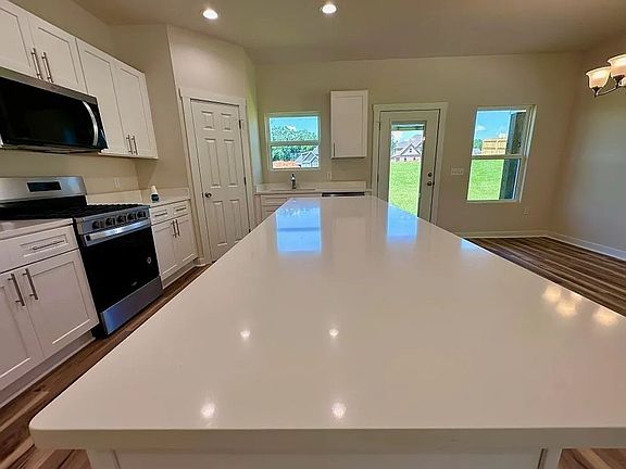 3rd image of 104 Neenan Dr