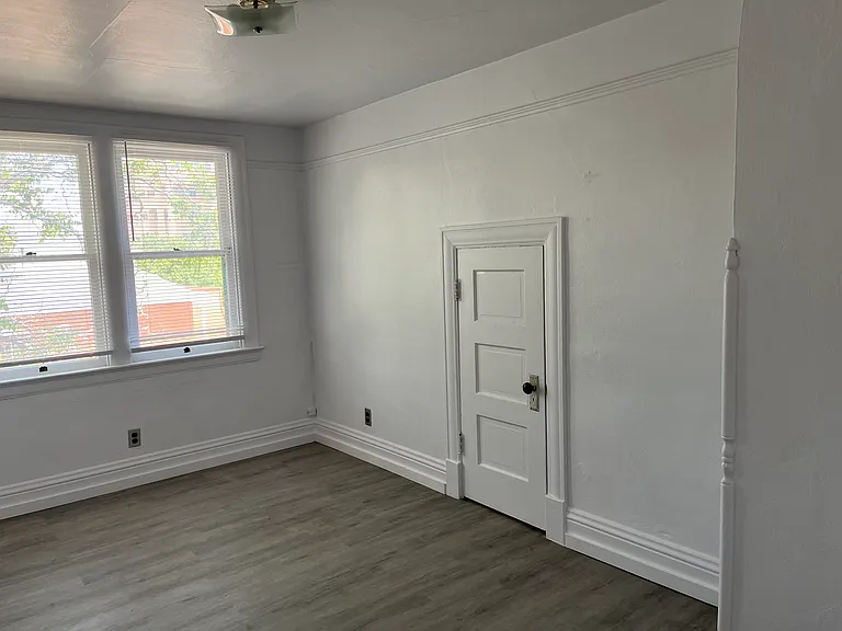 2 story 2 Bed / 2 Bath Charming Dowtown Cottage - Just-Renovated — Photo 4
