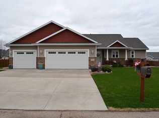 1812 Statue Dr, Neenah, WI 54956