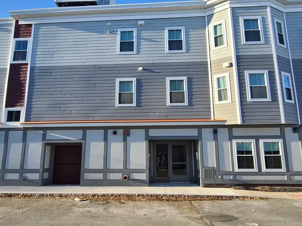 776 Lakeview Ave #204, Lowell, MA 01850