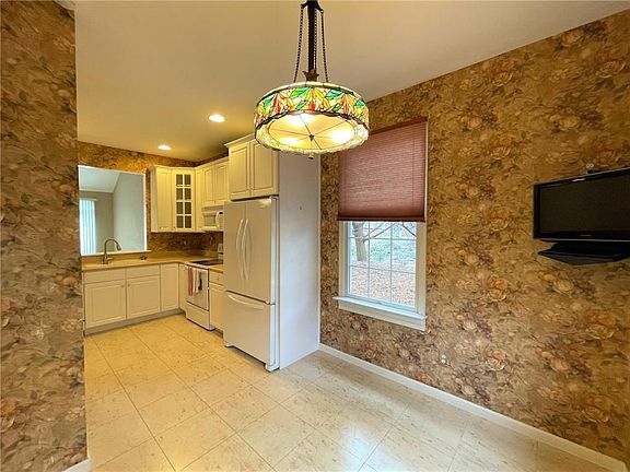 5th image of 2322 Fox Meadow Dr