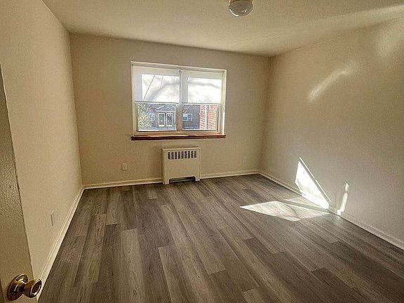 3rd image of 10 Stratford Ave Floor 1