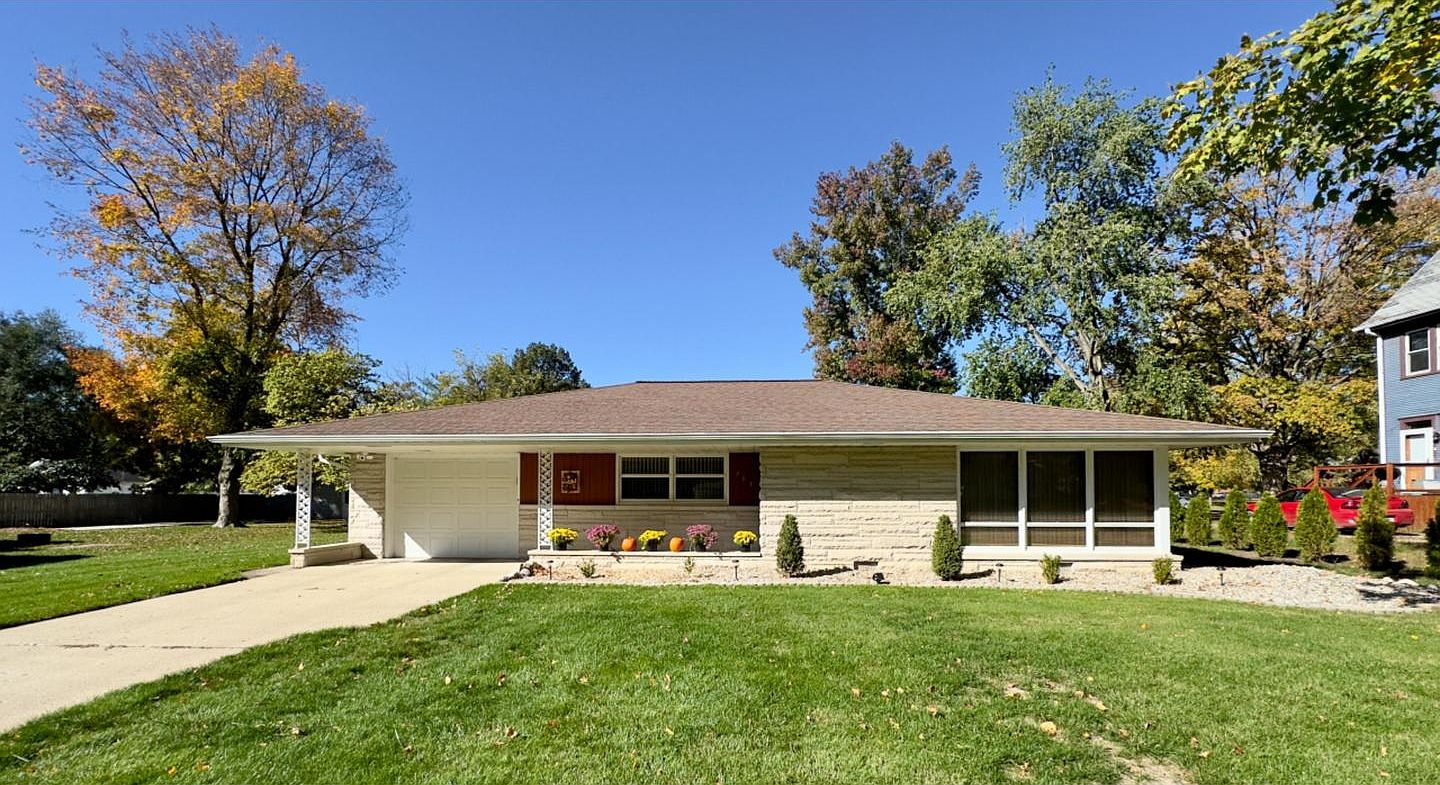 303 Maple St, Pana, IL 62557 Zillow