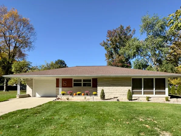 303 Maple St, Pana, IL 62557