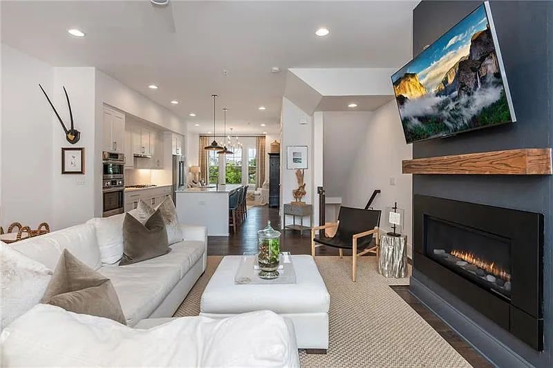 4 bed, 4.5 bath, 2902 sqft, $4,750 — Photo 3