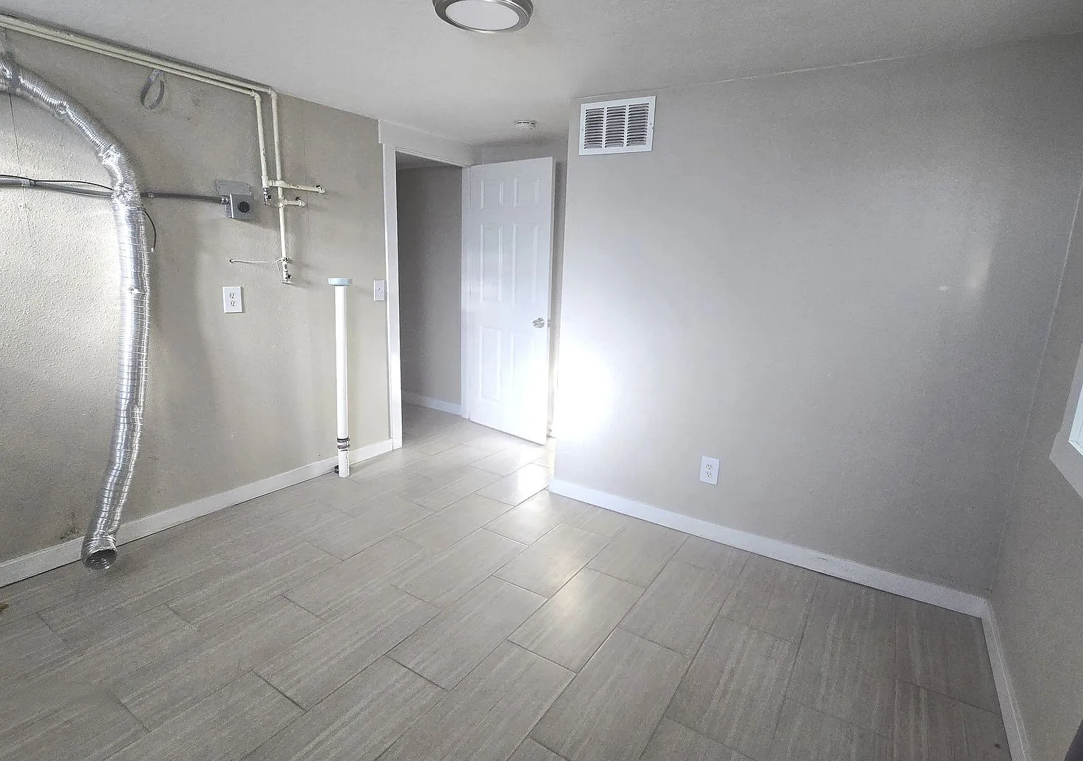 401 W 6th Street — Photo 4
