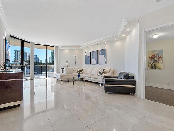 4th image of 20191 E Country Club Dr APT 510
