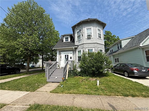 2nd image of 32 Wyandotte Ave