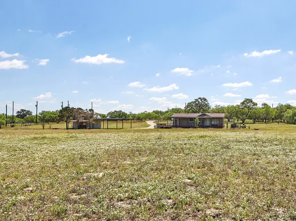 1555 S View Dr, Lytle, TX 78052