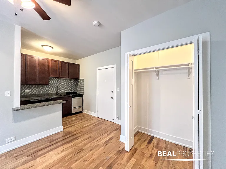 635 W Barry Ave — Photo 7