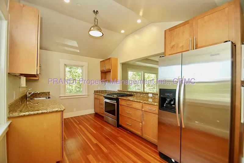 3 bed, 3.0 bath, 2700 sqft, $7,800 — Photo 2