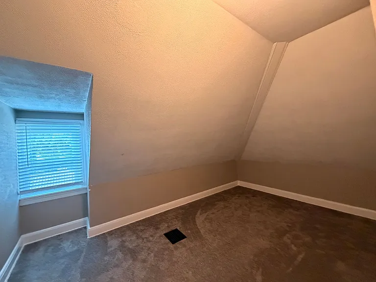 1050 Edgar Ave — Photo 12