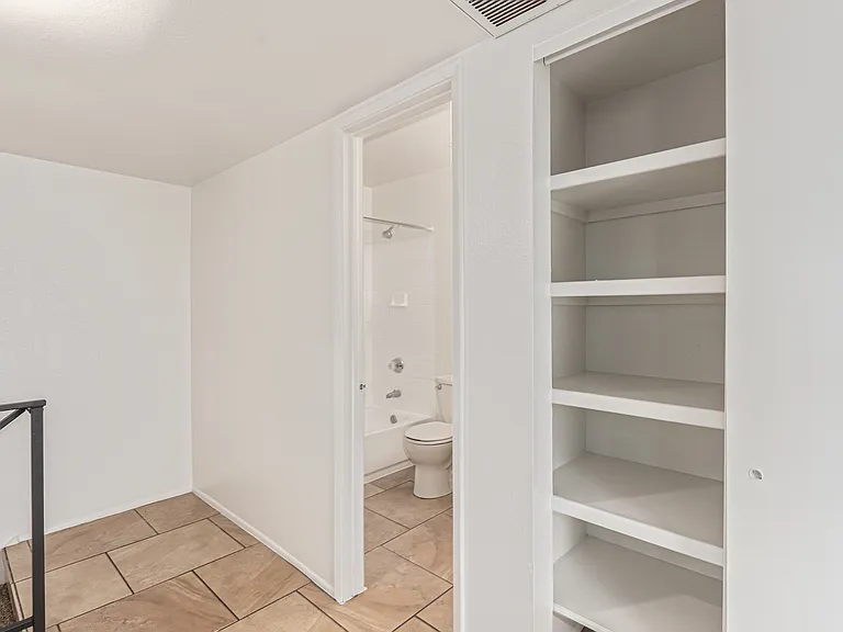 5810 N 48th Ln — Photo 10