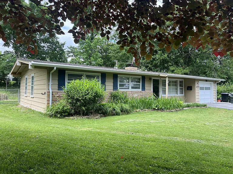 615 Crest Ct — Photo 1
