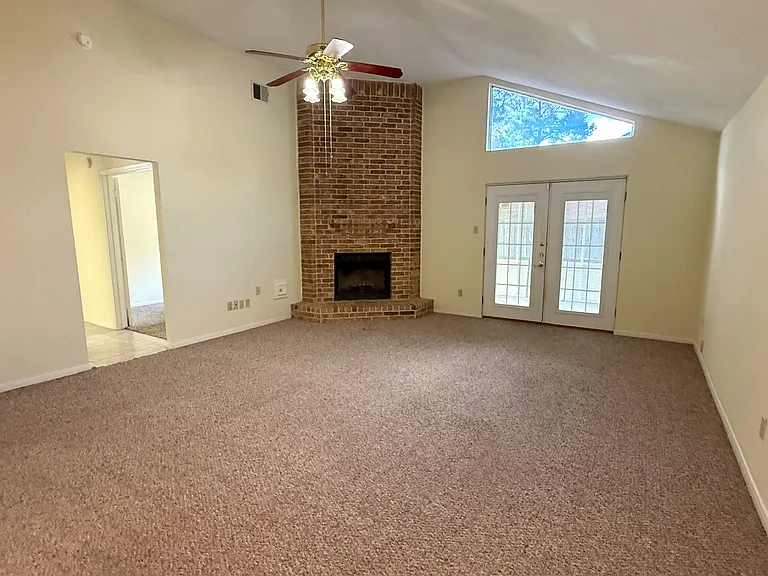 10555 Walnut Glen Dr — Photo 3