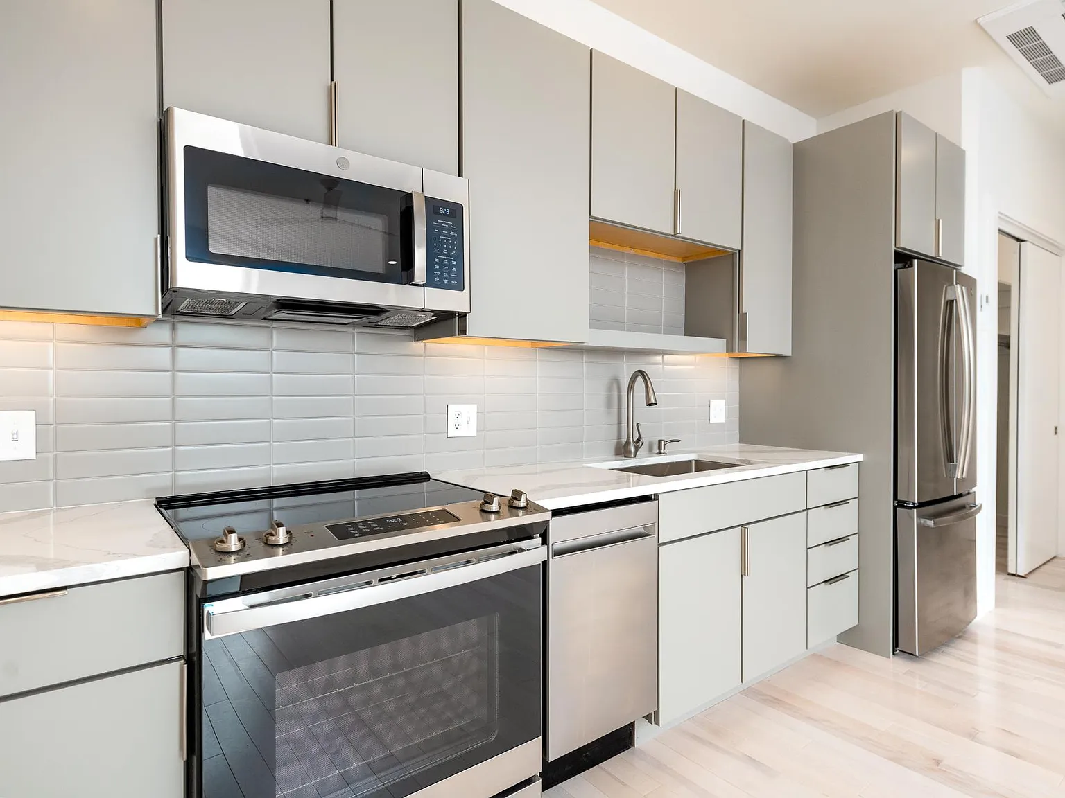 225 Waterman St — Photo 3