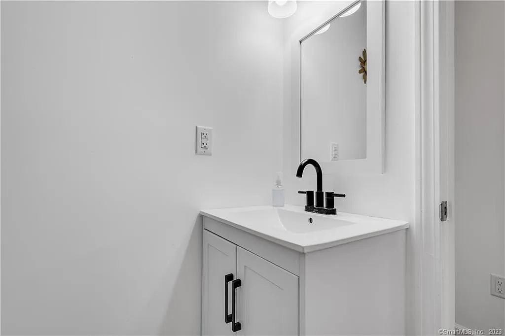 3 bed, 2.0 bath, 1180 sqft, $2,800 — Photo 4