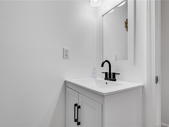 4th image of 1 Alicia Ln #B