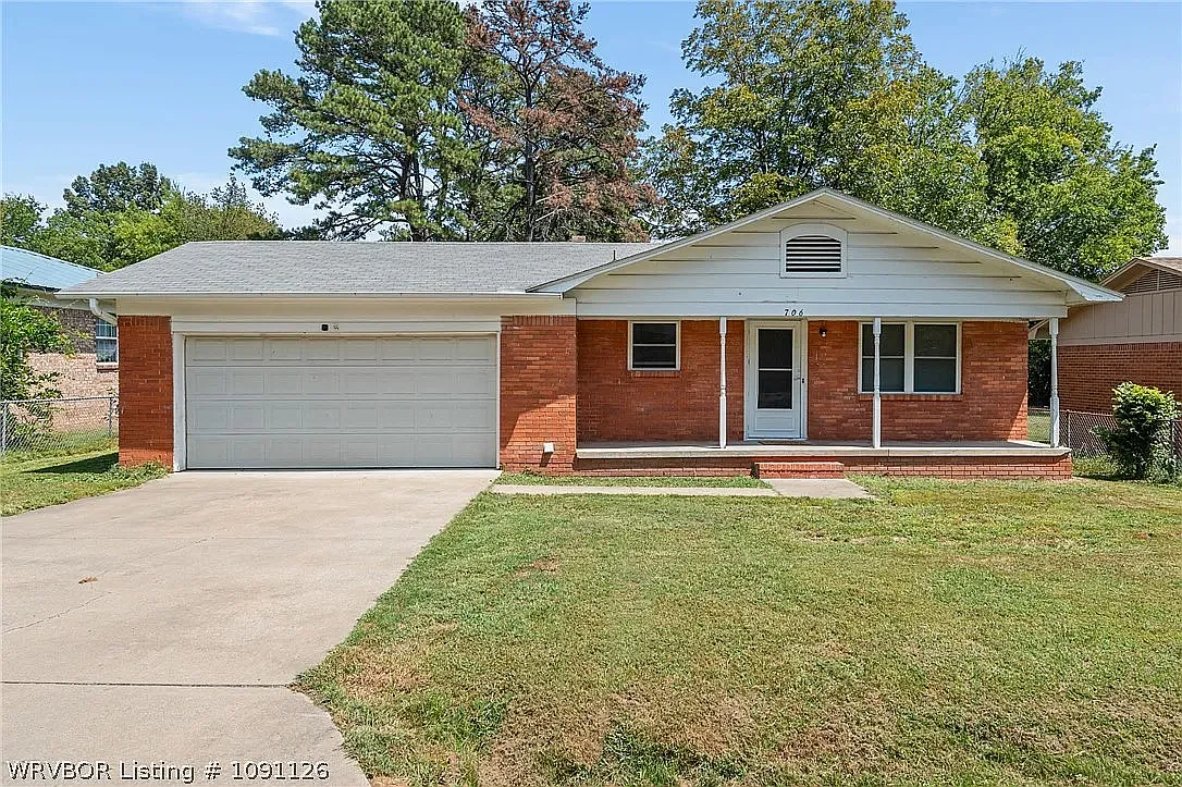 3 bed, 1.5 bath, 1066 sqft, $1,300 — Photo 1