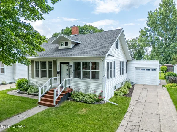 212 Fenton Ave, Grand Forks, ND 58203