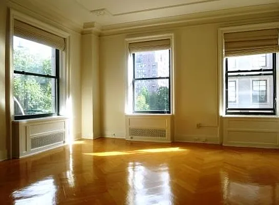 Rented by Siderow Residential Group | media 19