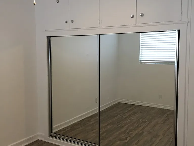 Eden Roc Apartments — Photo 34