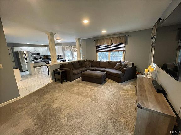 3rd image of 4647 Hampshire Dr