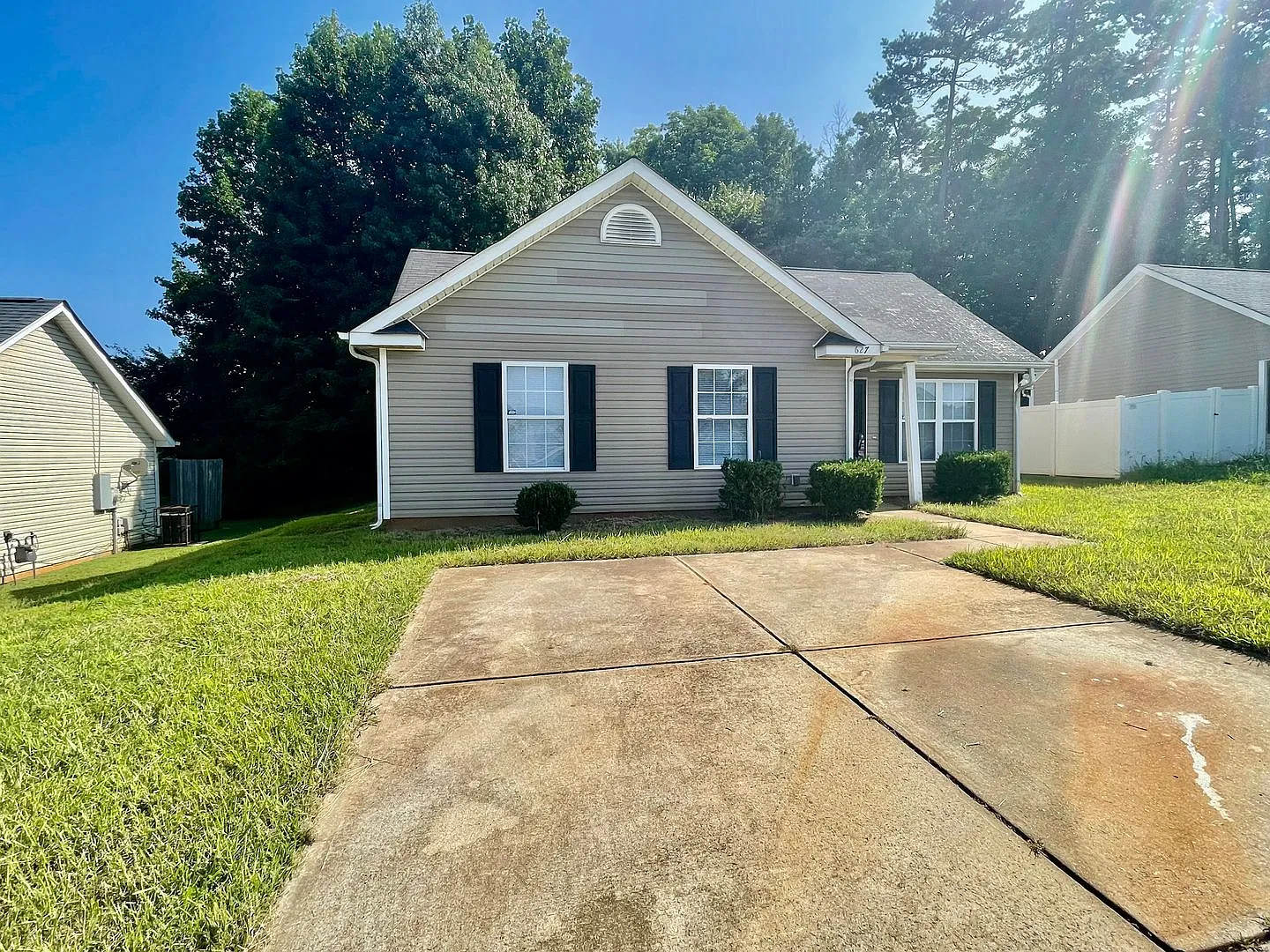 This lovely three bedroom two bath home in Charlotte, NC — Photo 2