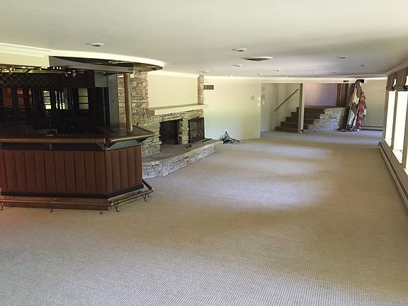 basement w/ full bar