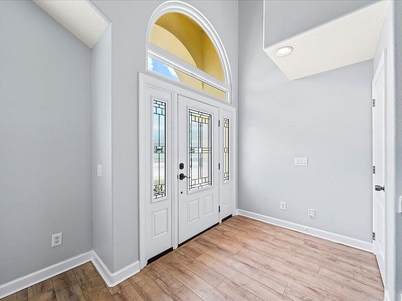 5th image of 820 Sunset Lakes Dr